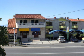 Apartments and rooms with parking space Makarska - 9128